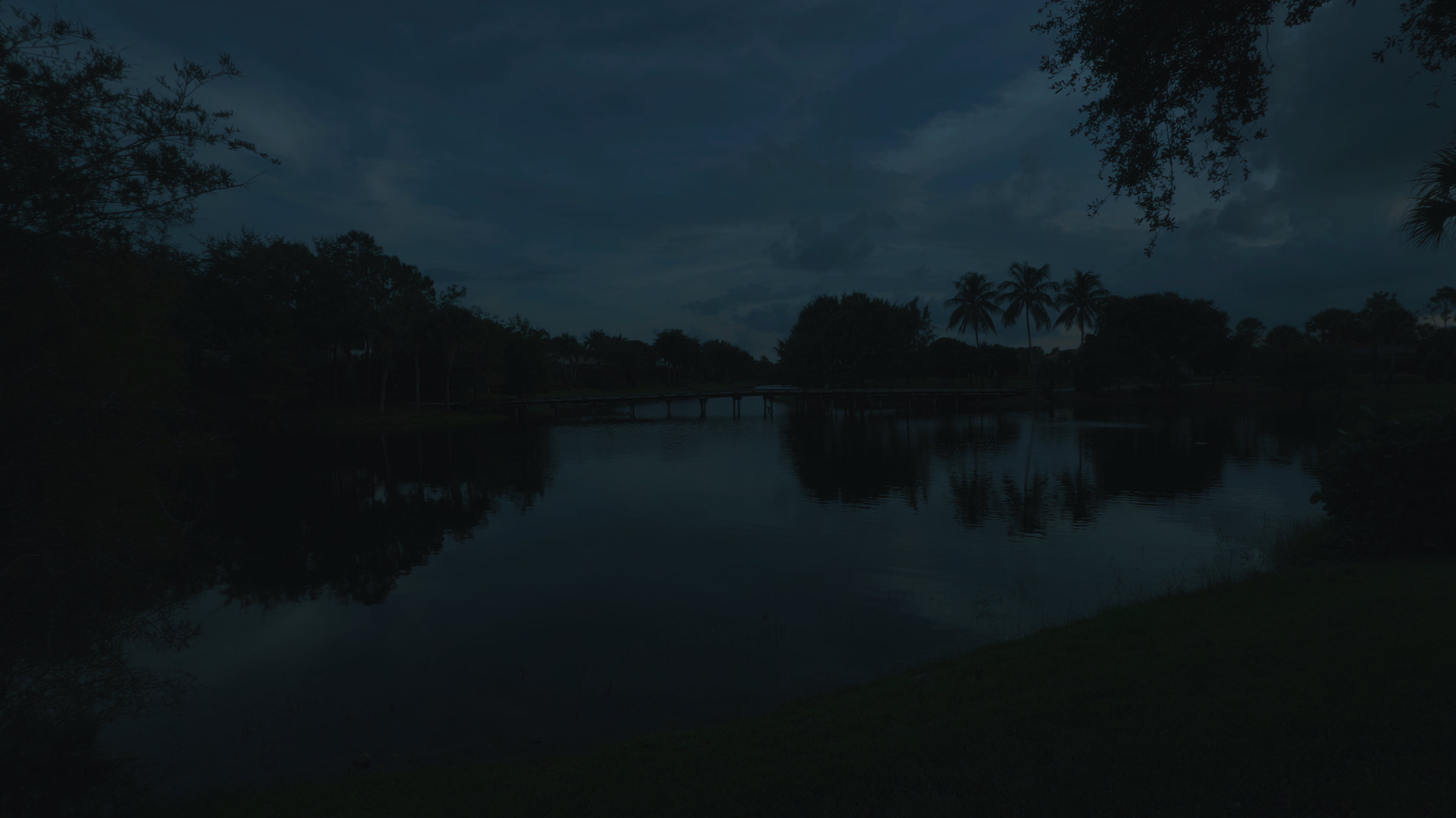 The same lake turned to moonlit night by the Minuit look at 100%